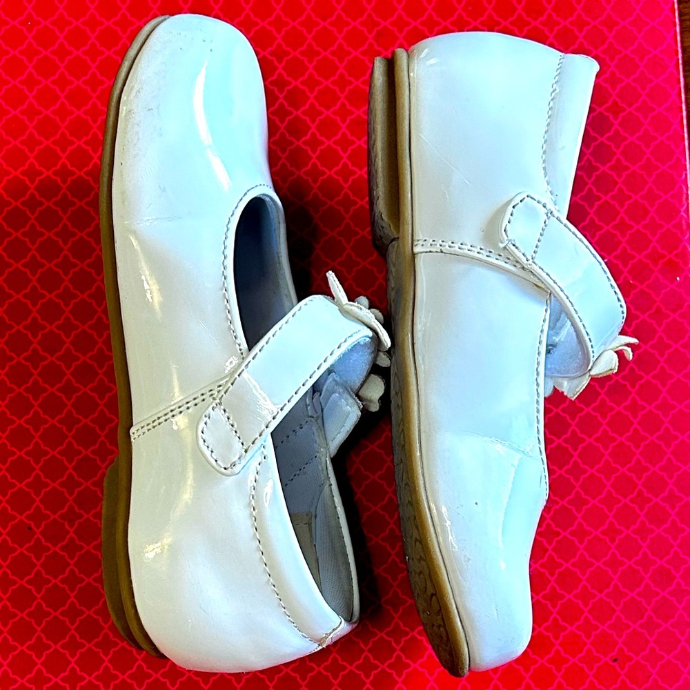 Used toddler girls white dress shoes size 8’